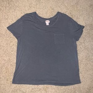 simple pocketed tee
